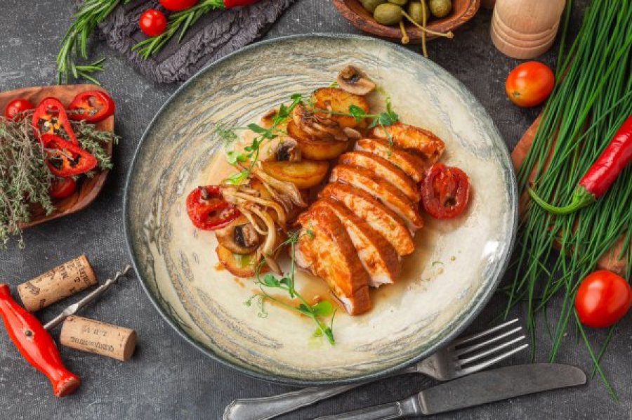 Подкопченая куриная грудка с вешенками и картофелем