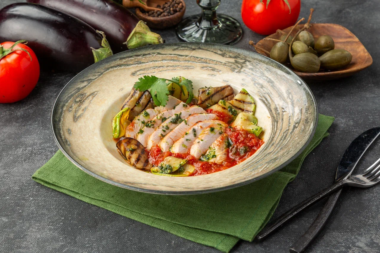Индейка с шакшукой и овощами на гриле